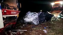 Gravíssimo acidente entre carro e carreta mata uma pessoa e deixa duas em estado grave
