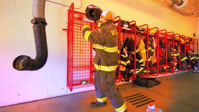 Blippi Español Explora los Camiones de Bomberos para niños | Canción del Camión de Bomberos