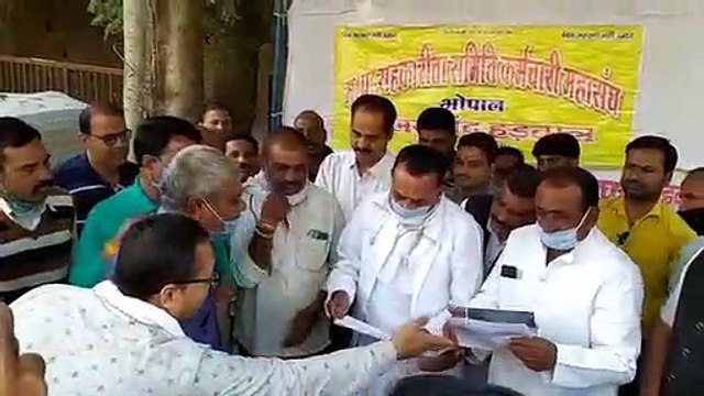 सहकारिता कर्मचारियों की हड़ताल में पहुंचे पूर्व मंत्री हुकुम सिंह कराड़ा लिया ज्ञापन