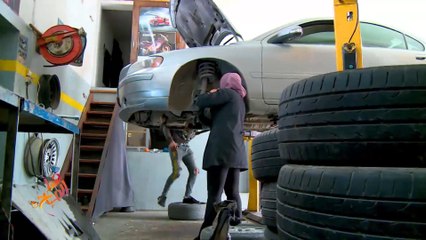 تونسية تتبع شغفها لتعمل في تصليح السيارات