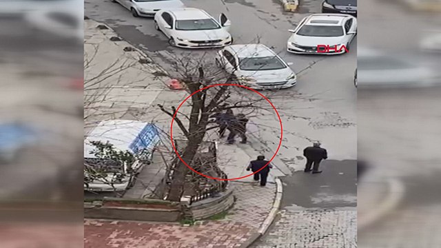 Bahçelievler'de sokak ortasında kadına tokat kamerada