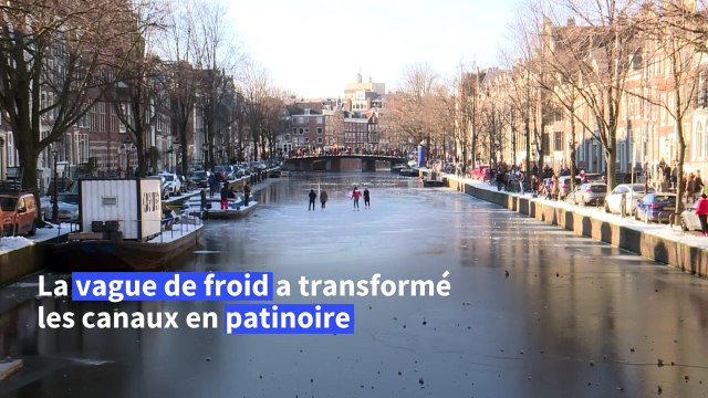 Amsterdam: de courageux patineurs glissent sur le canal gelé