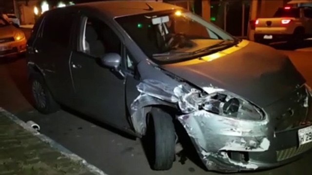 Condutor de Punto atinge quatro veículos estacionados no Centro e foge