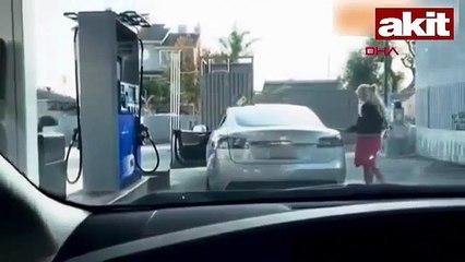 Kahkahalarla izlediler! Elektrikli araca benzin doldurmaya çalıştı