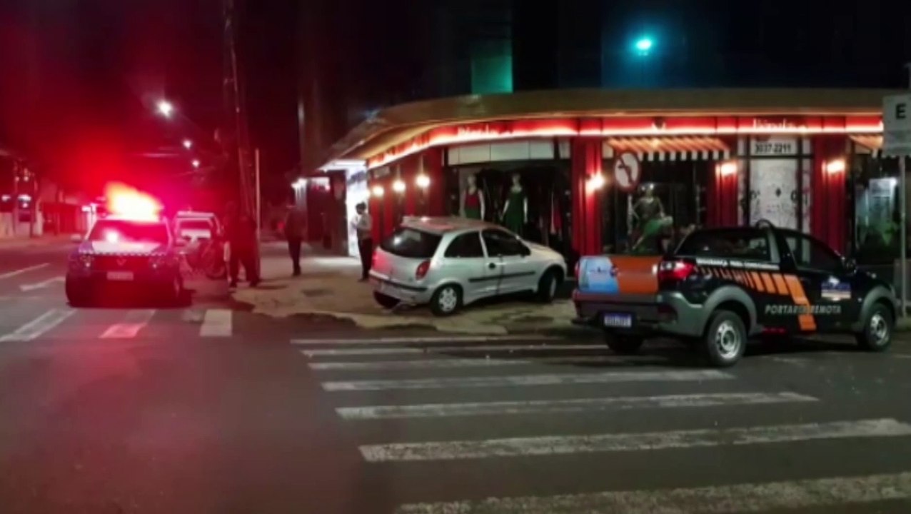 Condutor perde controle e invade loja de roupas de Centro