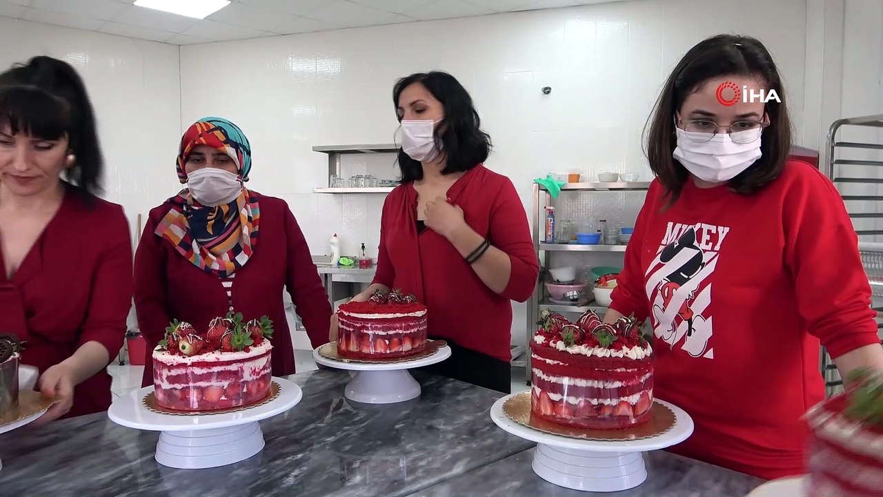 Kadınlardan eşlerine özel Sevgililer Günü pastası