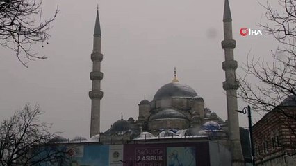 Eminönü Meydanı'nda kartpostallık kar görüntüleri