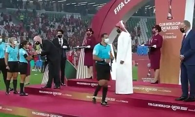 Jeque de Qatar se niega a saludar a una árbitro por ser mujer, pero tú calladita Irene Montero