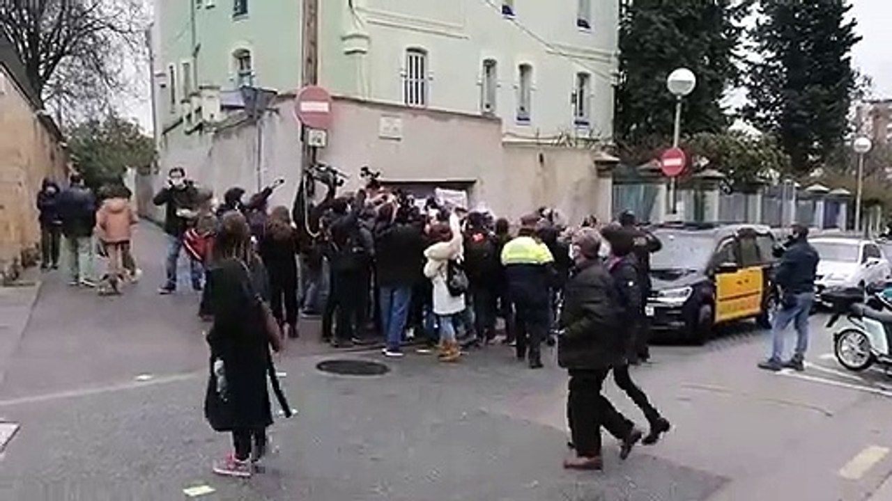 Feminazis de Femen acosan a Ignacio Garriga (VOX)