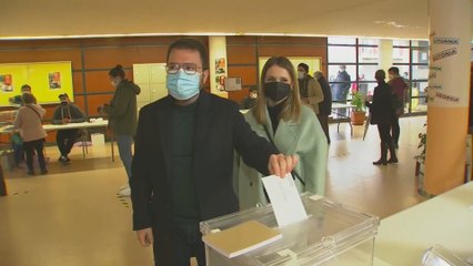 Aragonès (ERC) vota junto a su esposa e hija en un colegio de Pineda de Mar