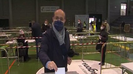 Alejandro Fernández ejerce su derecho a voto