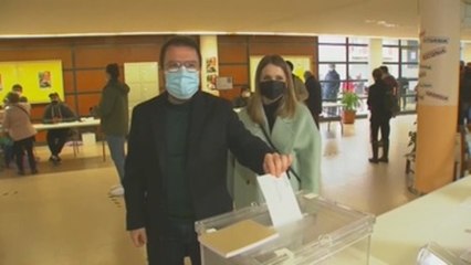 Aragonès (ERC) vota junto a su esposa e hija en un colegio de Pineda de Mar