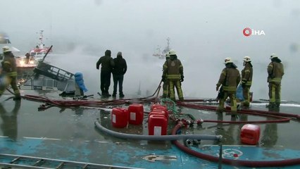 Bebek sahilinde alevler içinde kalan 2 yattan biri tamamen denize batarken küle dönen diğer yatta batmaya başladı.