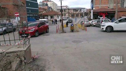 Yol ortasında türbeyi görenler durup dua ediyor