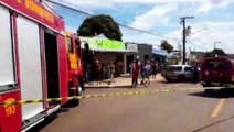 Motorista colide contra poste e atropela pessoas em calçada, no Bairro Interlagos