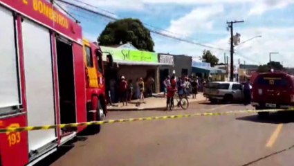 Descargar video: Motorista colide contra poste e atropela pessoas em calçada, no Bairro Interlagos