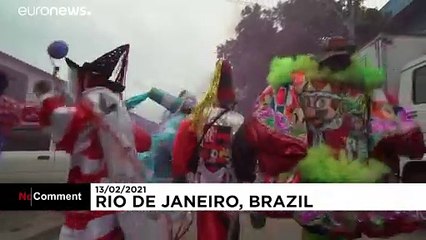 Des "bate-bolas" défilent à Rio, malgré l'interdiction de célébrer le carnaval