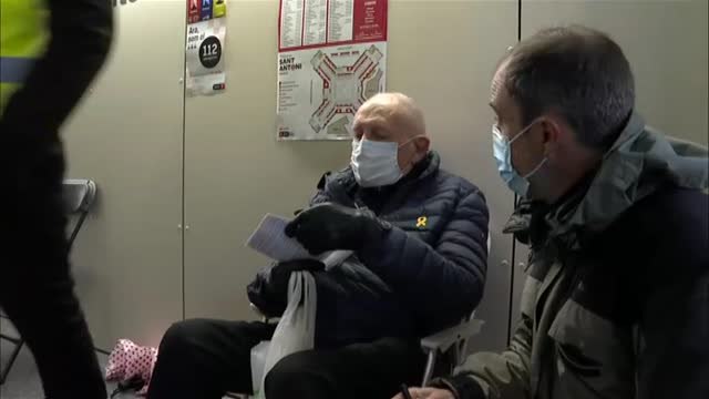 Un mercado, una biblioteca e incluso el Camp Nou, convertidos en colegios electorales en Cataluña