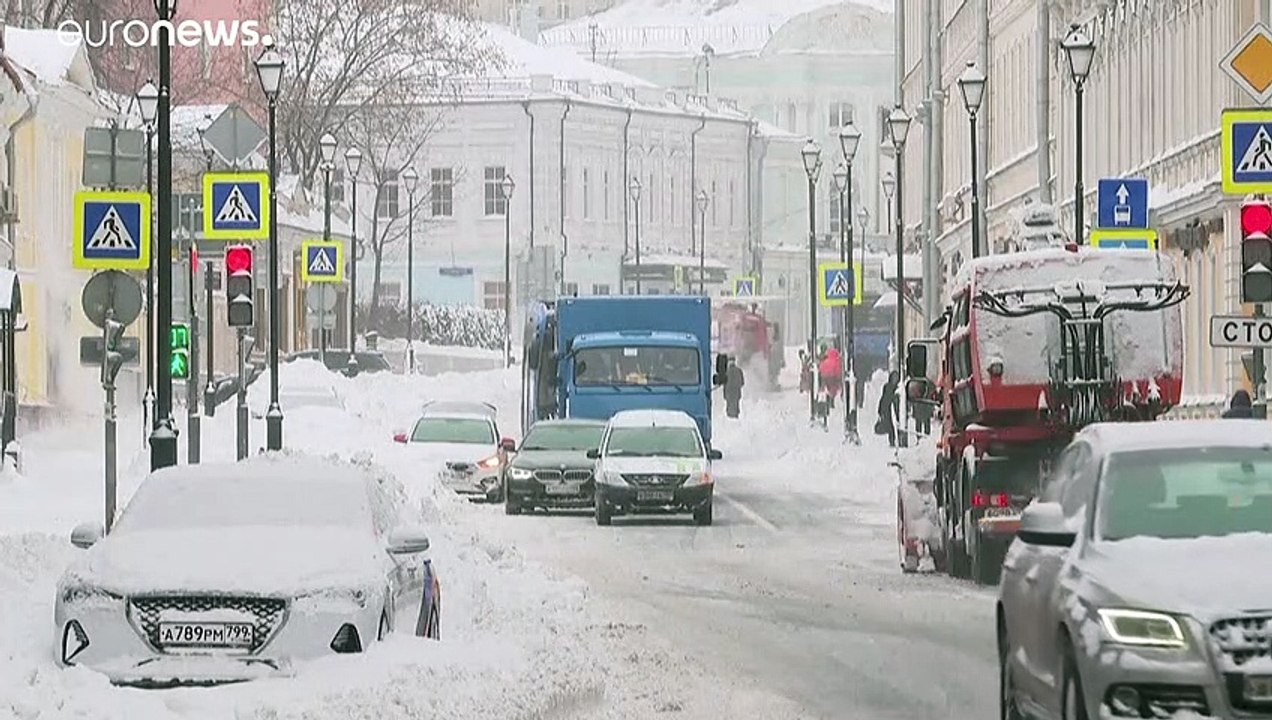 В снежных тисках: Москва борется с последствиями сильного снегопада