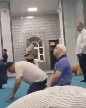 Namaz Kılan Down Sendromlu Çocuk Kameraya El Hareketi Çekiyor