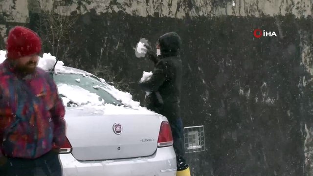 Kar yağınca kısıtlamayı unutan vatandaşlar, karın keyfini çıkardı