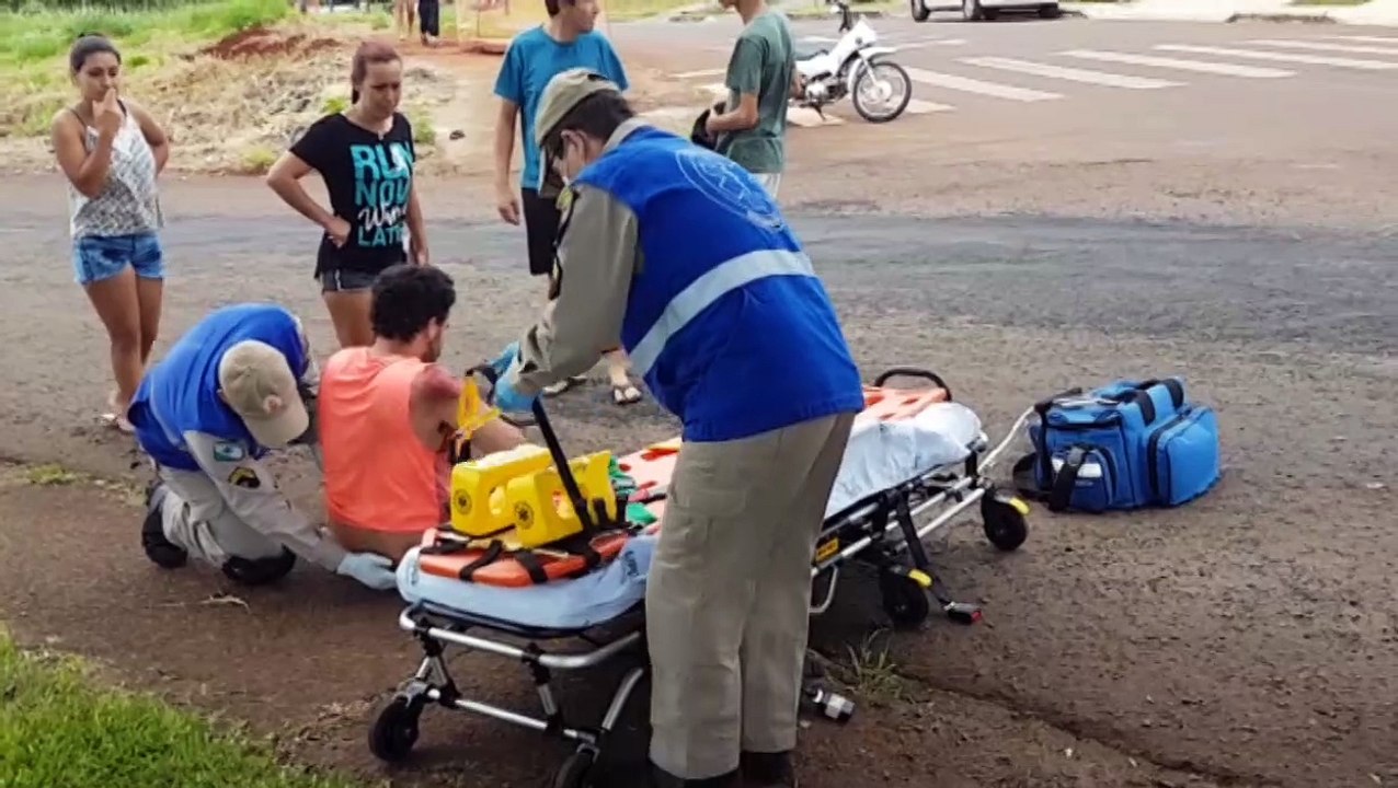 Rapaz fica ferido após colisão entre motos na Rua Poente do Sol