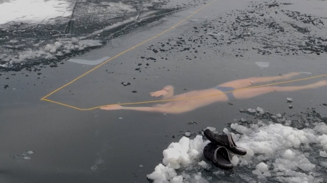 Cet apnéiste tchèque s'entraîne à nager sous 30 cm de glace pour battre le record du monde