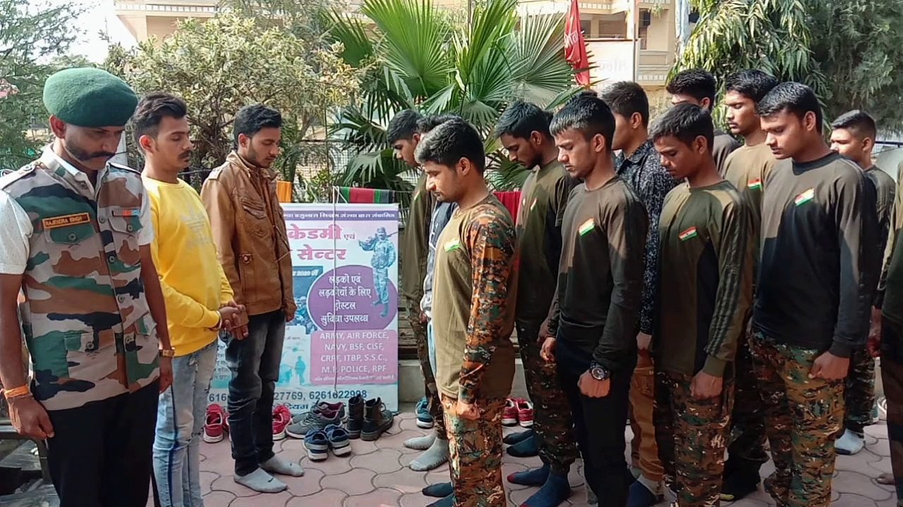 पुलवामा हमले में शहीद जवानों के लिए विभिन्न स्थानों पर हुई श्रद्धांजलि सभा