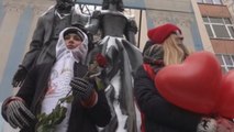 Mujeres piden la liberación de los presos políticos con cadenas de solidaridad en Rusia