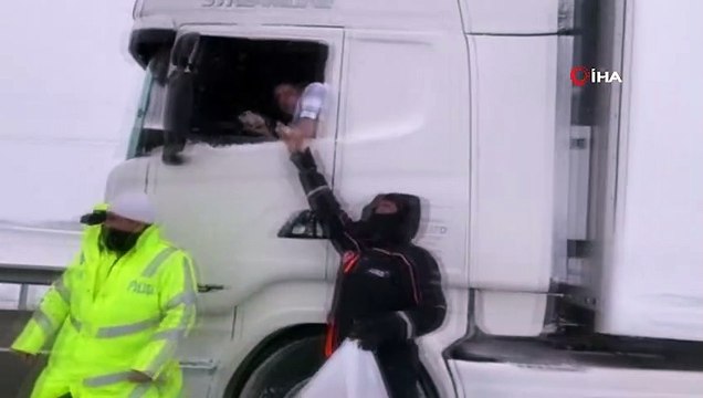 Kar ve fırtınanın ortasında kalan TIR sürücülerinin imdadına AFAD ekibi yetişti