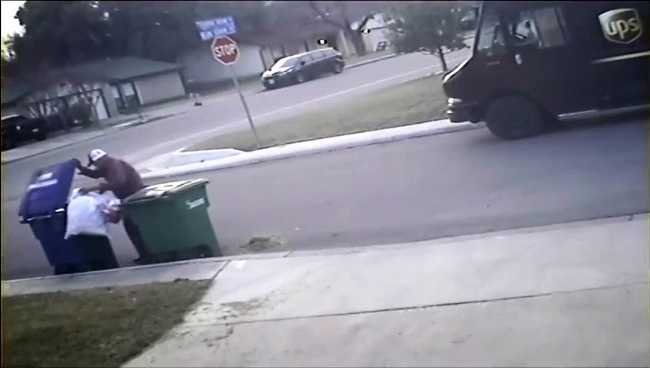 Ce livreur donne un colis à un SDF pensant qu'il habite le quartier