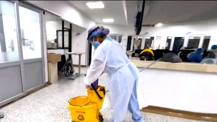 Personal de aseo, héroes silenciosos de las UCI en medio de la pandemia