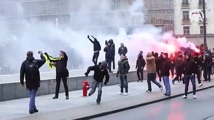 Brüksel'de polisten aşırı sağcı ve göç karşıtı gösteriye gaz bombalı müdahale