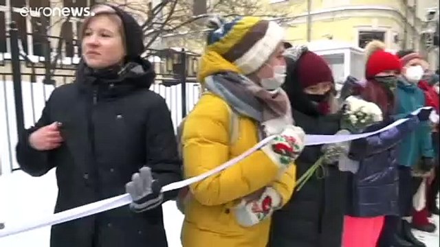 شاهد: روسيات يخرجن في مسيرة دعماً للناشطات السياسيات في عيد الحب