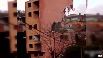 Bina kepçenin üzerine yıkıldı! İşte o anlar...