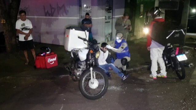 Motociclista fica ferido ao bater em carro na Rua Manaus