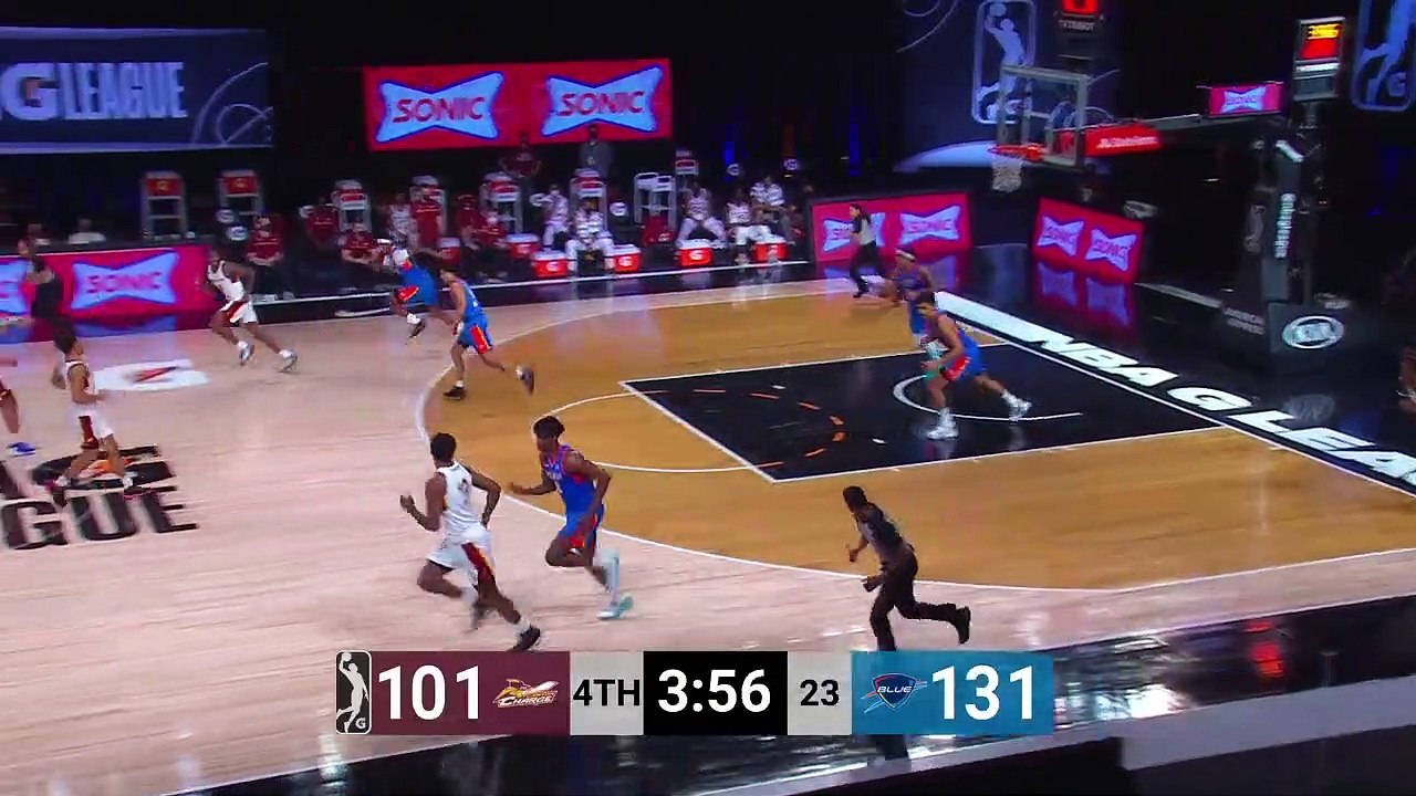 Ryan Woolridge with the huge dunk!