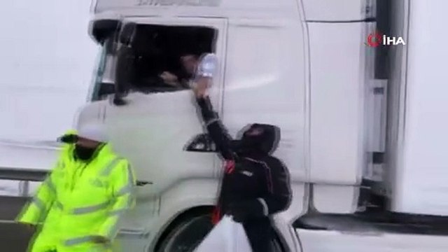 Kar ve fırtınanın ortasında kalan tır sürücülerinin imdadına AFAD ekibi yetişti