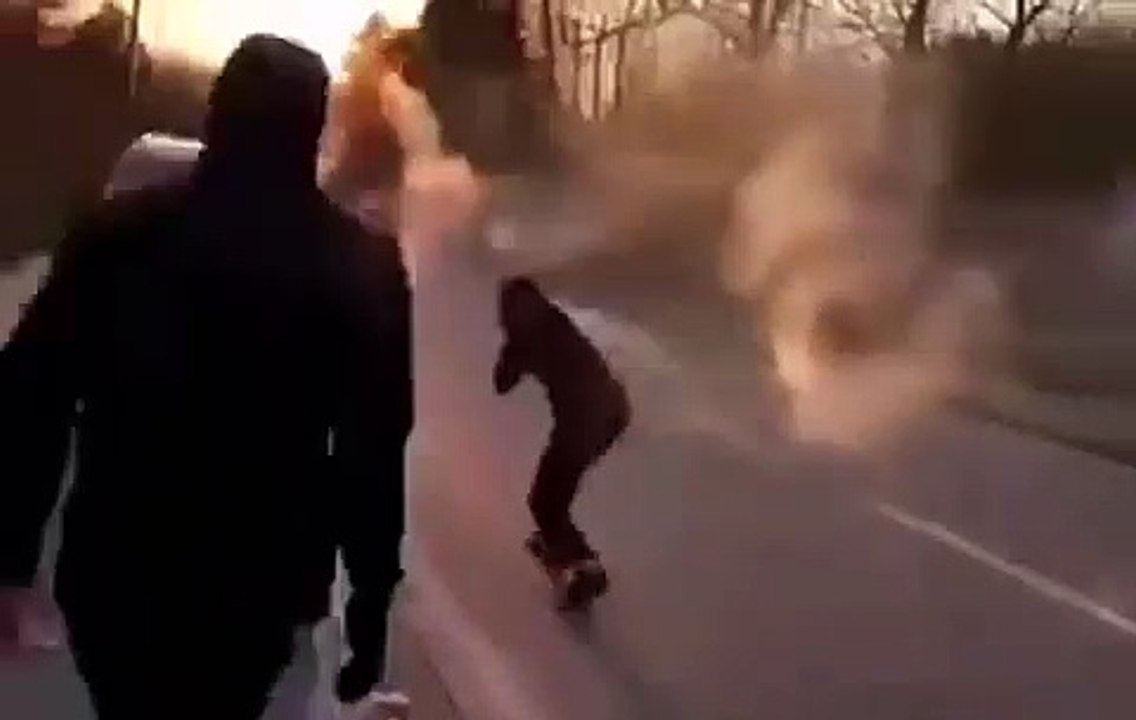 Poissy - Les images de ces policiers attaqués à grands coups de mortiers lors d'une intervention par une trentaine de jeunes aux cris de "Tuez-les"