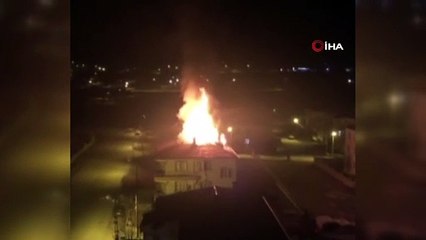 Sorgun’da 3 katlı bir binanın çatı katında yangın çıktı