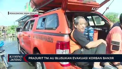 Prajurit TNI AU Blusukan Evakuasi Korban Banjir