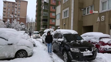 Site kapısına devrilen ağaç site sakinlerini mahsur bıraktı