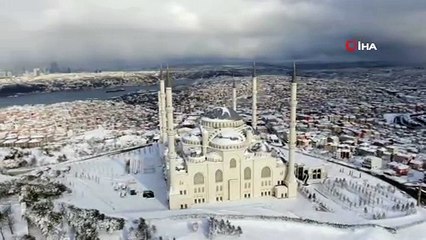 Beyaz örtüye bürünen Çamlıca Camii hayran bıraktı