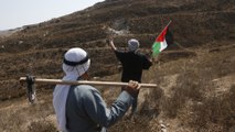 كاميرا الجزيرة توثق اعتداءات المستوطنين على الفلسطينيين بالضفة الغربية
