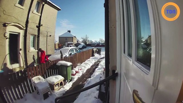 Je ne peux pas vous aider, je suis crevé : ce facteur refuse d'aider une femme âgée, bloquée au sol !