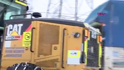 Çatalca'da kara saplanan kamyon kar küreme aracına bağlanan halatlarla kurtarıldı