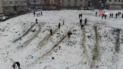 - Esenyurt’ta kar topu keyfi havadan görüntülendi