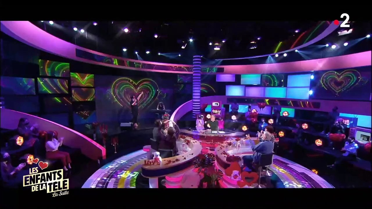 Les enfants de la télé : Laurent Ruquier hilare devant le chanteur Edouardo qui ne lâche pas le micro (vidéo)