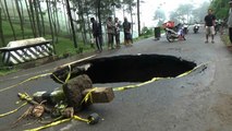 Jalan Penghubung Brebes-Tegal Ambles hingga Membentuk Lubang