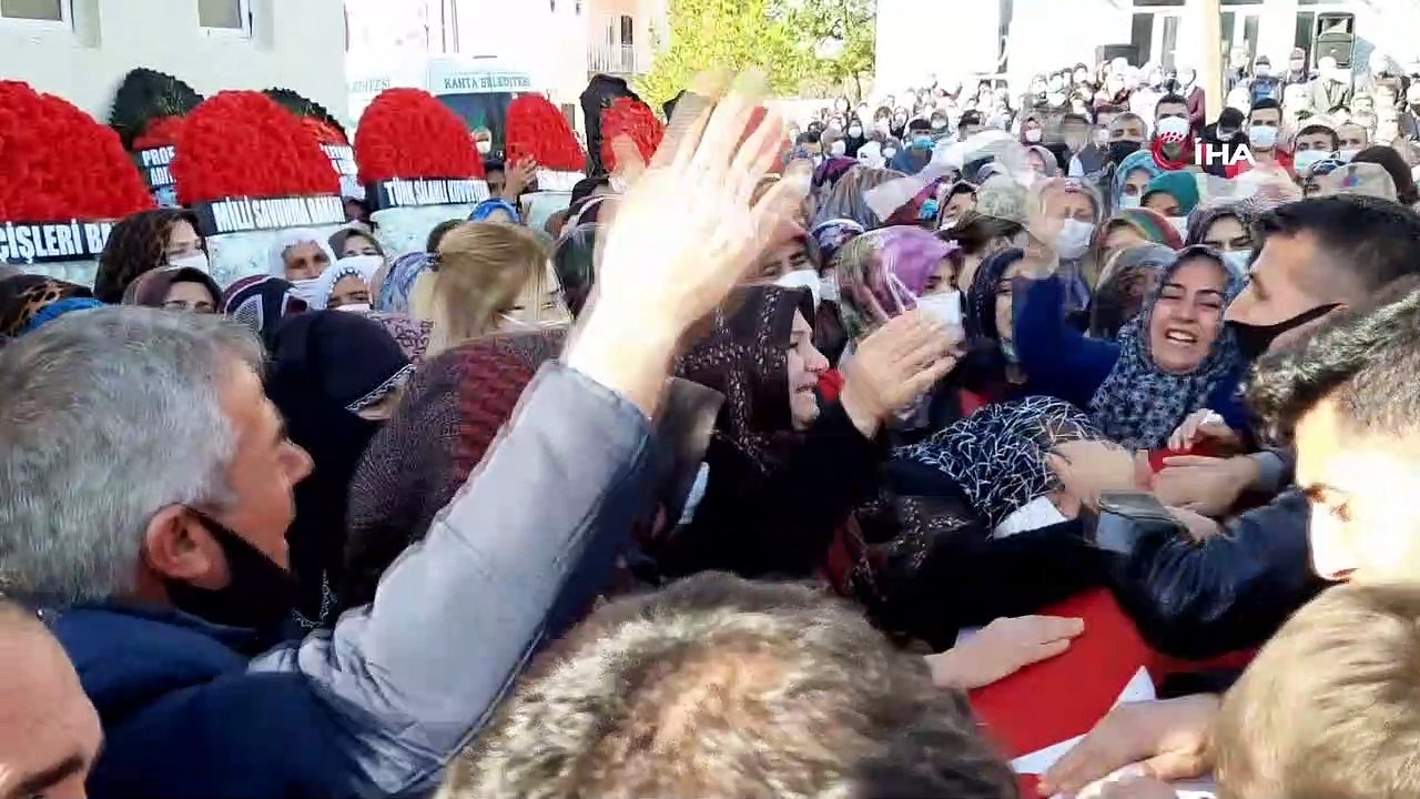 Şehit yakınları tabutun başında ‘şehitler ölmez vatan bölünmez’ sloganı attı
